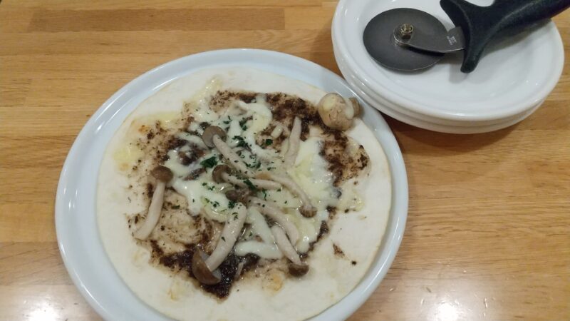 うすパリ生地のピッツァ(キノコ)