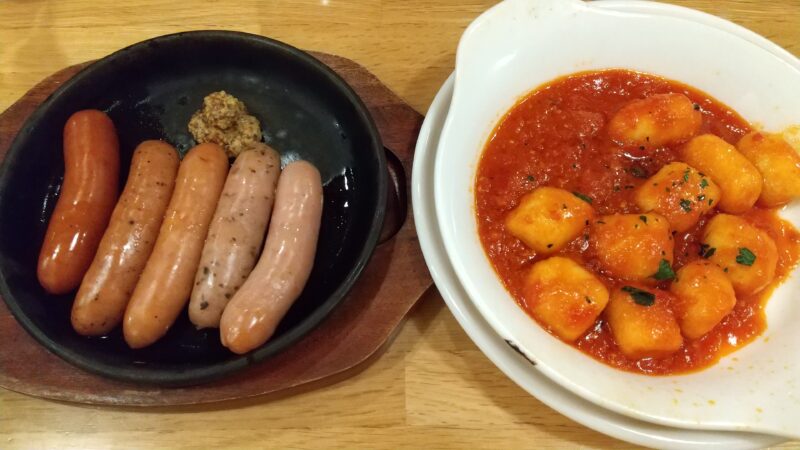 5種ソーセージのオーブン焼きとニョッキ(モッツァレラのトマトソース)