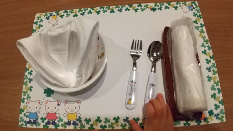 子供用のテーブルセッティング(夕食)