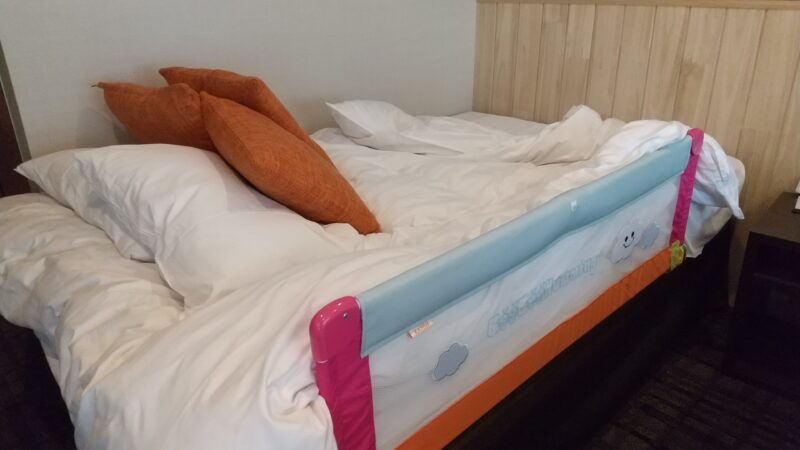 ベッドガードを取り付けたベッド