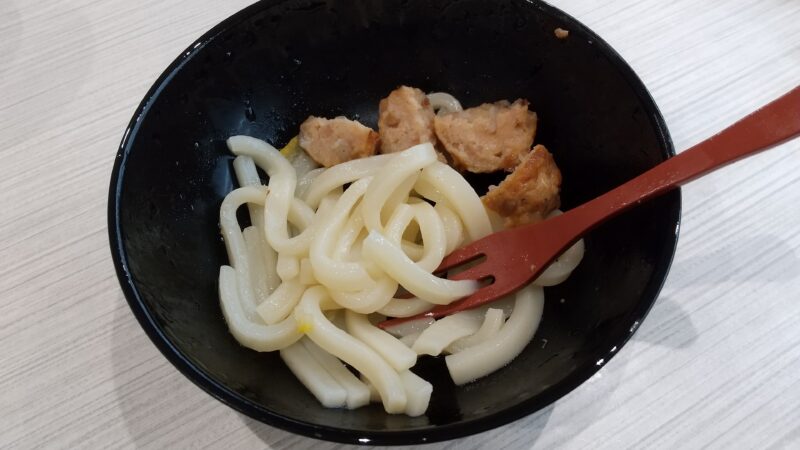 お椀のフタに取り分けた鴨うどん