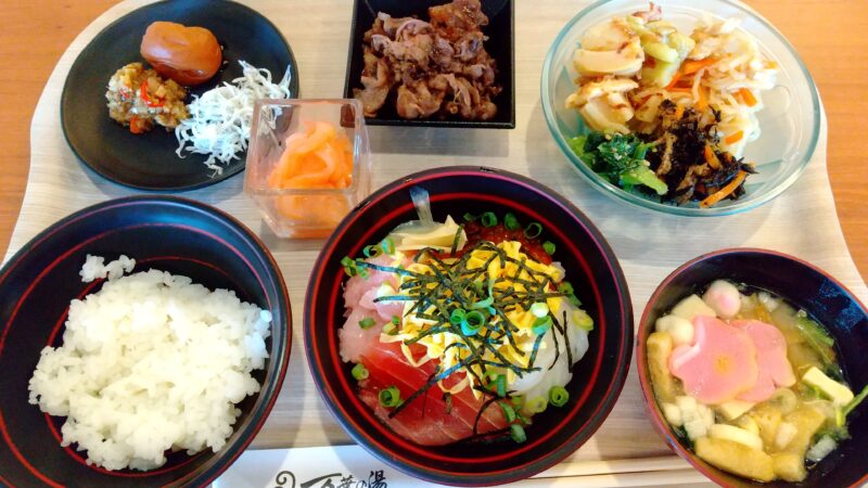 海鮮丼・味噌汁・土鍋ご飯とご飯のお供たち