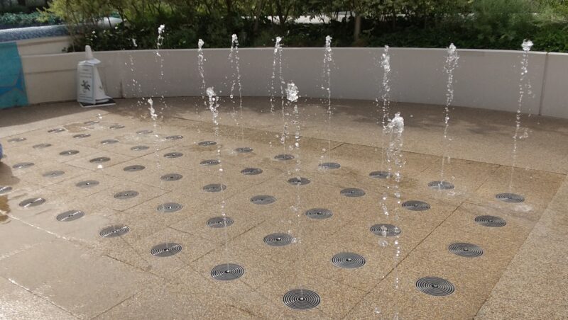 水のテラスのぴょんぴょん噴水