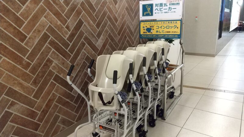 貸し出し用のベビーカー(コイン式)