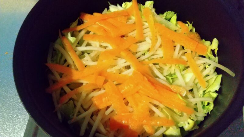 大きめのフライパンに切った野菜を重ねていく