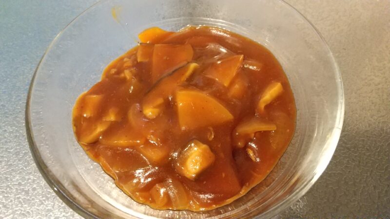 取り分けて冷ます・肉を切る・ルーを減らす