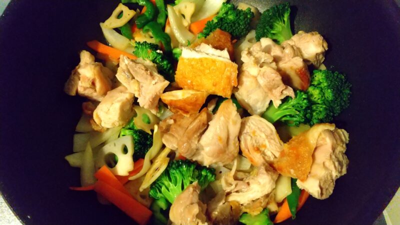 ある程度炒めたら鶏肉を投入