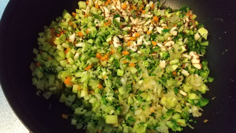 全ての野菜を投入してよく炒める