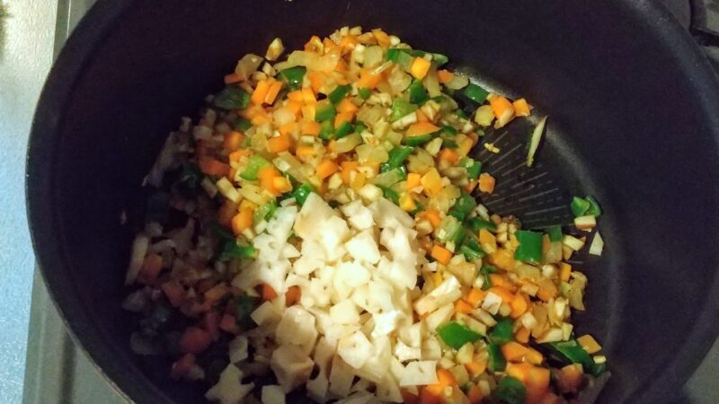 細かく切った野菜をどんどん炒める