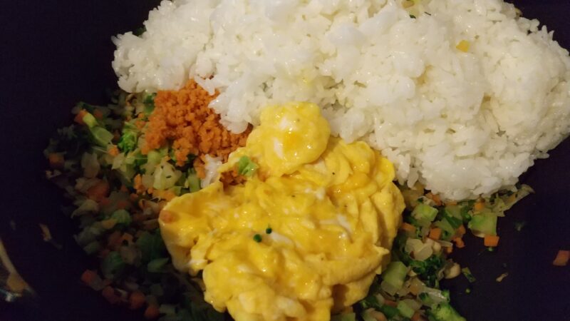 鮭フレーク・ごはん・取り出しておいた卵を投入して炒める