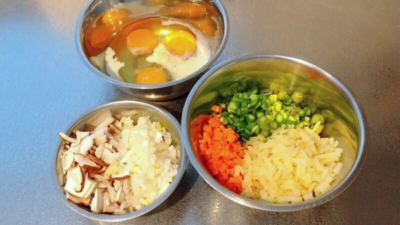 みじん切りした野菜と卵