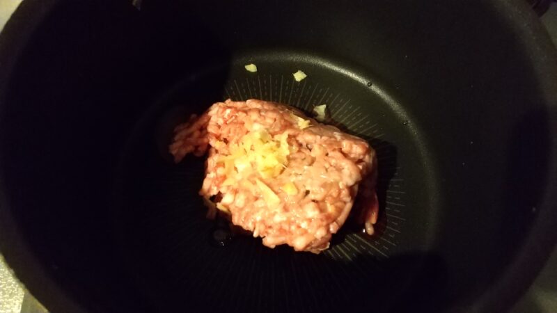 豚ひき肉・ショウガ・酒を火にかける