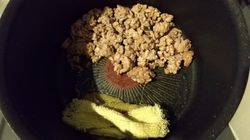 脂をキッチンペーパーなどにしみ込ませて除く