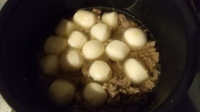 水と白だしを入れて煮立ったら凍ったままのさといもを投入