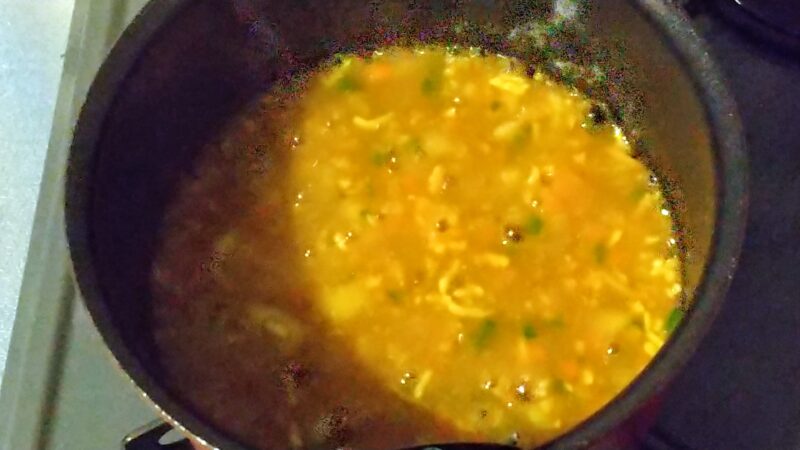 水を加えてとろみが出るまで煮込む