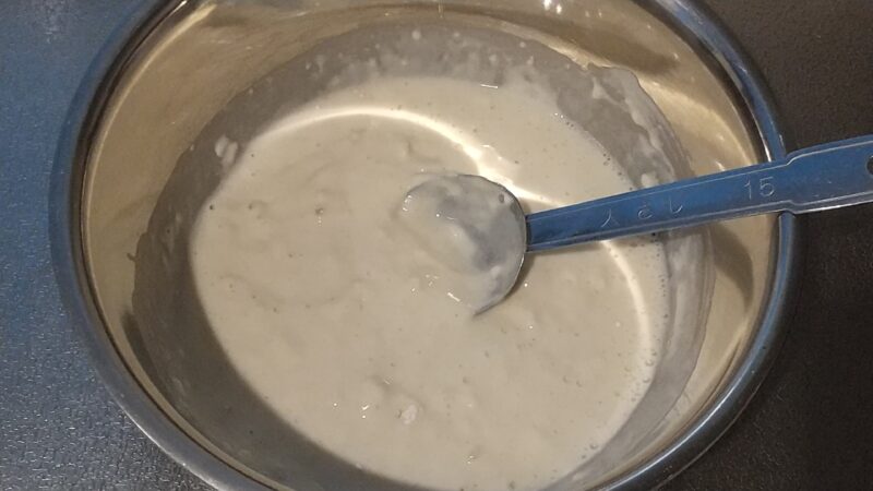 水と粉を混ぜる(ダマがあっても気にしなくてOK)