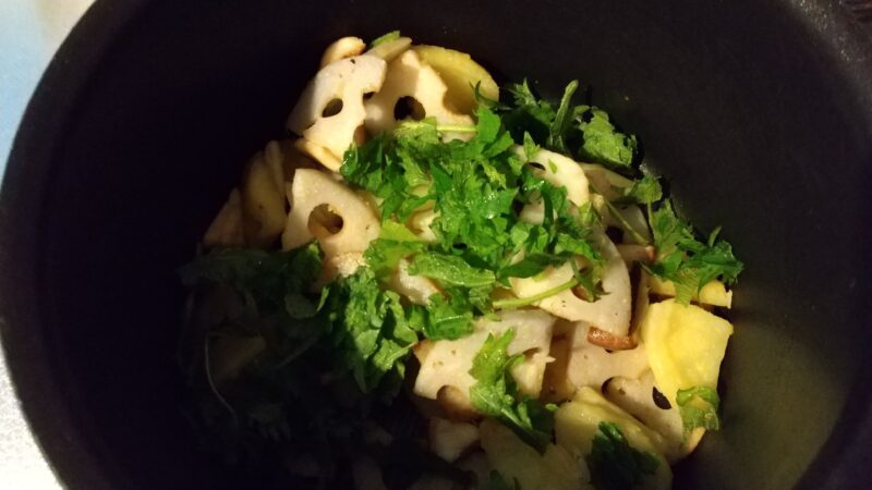 バター・醤油で味付けをして味がまわったら大葉をちぎりながら投入