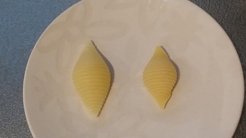 茹でると2倍くらいに(左が茹でたもの)