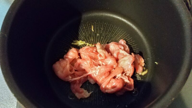 肉を炒める