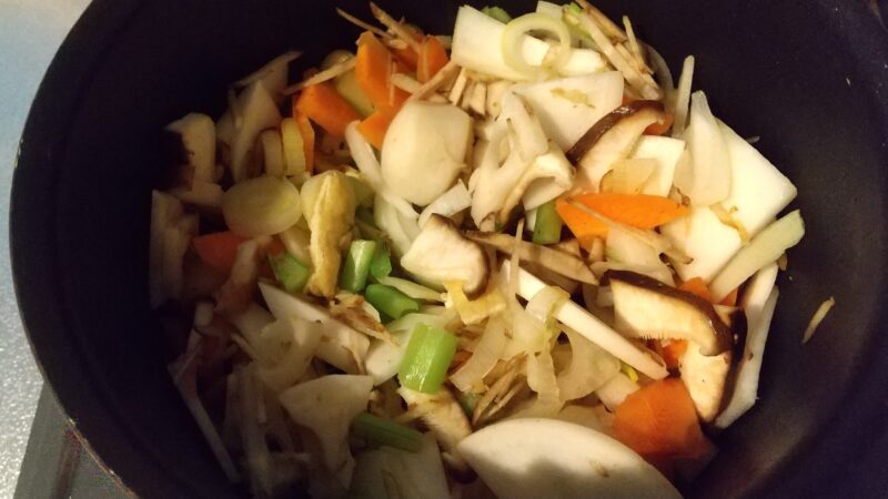同じ鍋で野菜を炒める