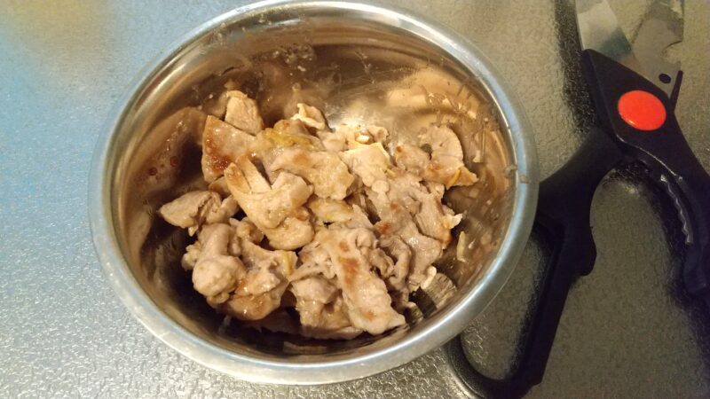 炒め終わったら別にしておきハサミで食べやすい大きさに切る