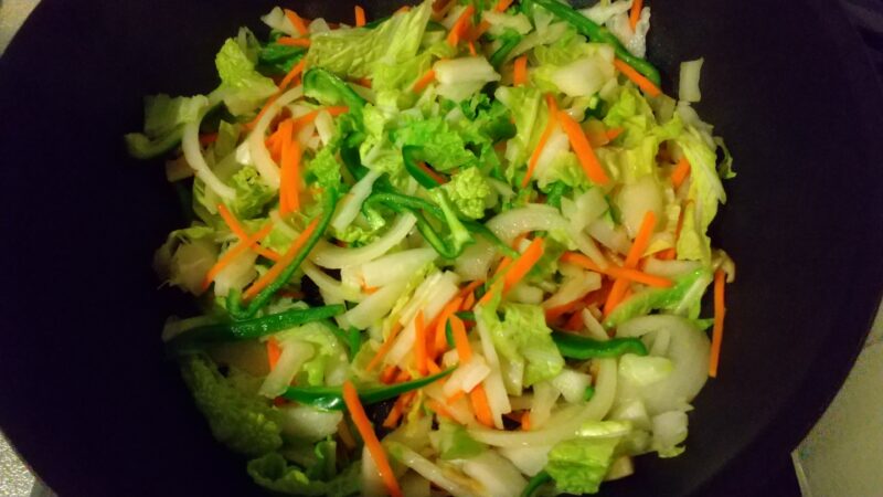 野菜は蒸し焼きにしてやわらかくする