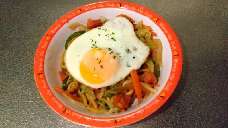 目玉焼きと青のりをトッピングして焼きそば完成