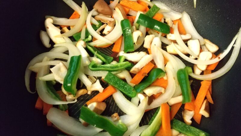 その他の野菜も炒める