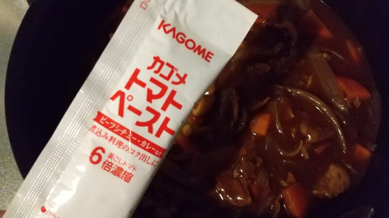 ルーとトマトペーストを加えて煮込む