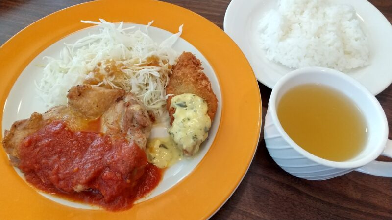 日替わりラン(チチキングリル トマトソース&白身魚フライ ライスorパン・スープバー付き)