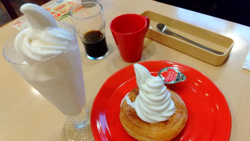 盛り盛りソフトクリームと焼きたてデニッシュソフトクリーム添え