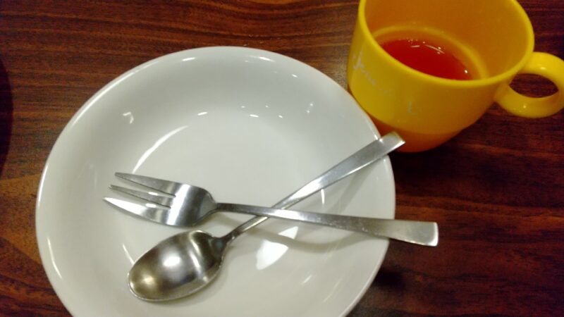 子供用の食器(プラスチックのコップ・陶器のお皿・スプーン&フォーク)