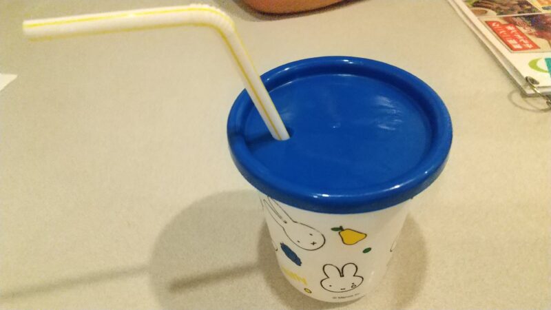 ストロー・フタ付きのドリンク